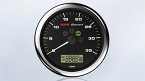 El indicador multifunción con pantalla segmentada indica la velocidad sobre el fondo e incluye una alarma de velocidad programable.