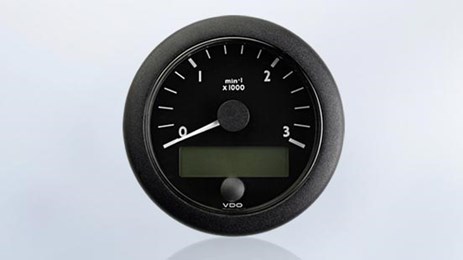 El instrumento central presenta automáticamente toda la información importante - hasta 256 valores de medición estándar que abarcan desde la presión del aceite y el consumo de combustible a las horas de funcionamiento - en una pantalla digital de grandes dimensiones.